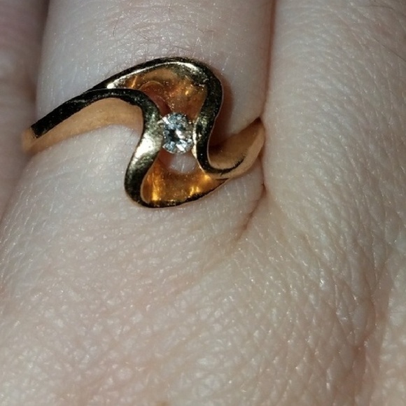 14k ring with real diamond inside sz 6
